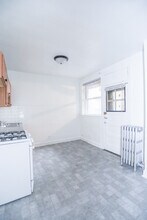 3950 W Roscoe St, Unit 1A in Chicago, IL - Building Photo - Building Photo