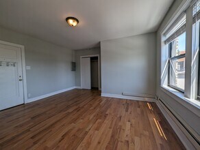 4542 N Damen Ave, Unit 412 in Chicago, IL - Building Photo - Building Photo