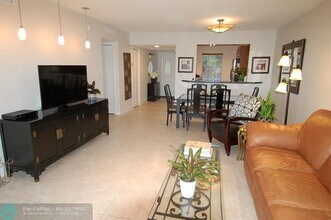 575 Oaks Ln in Pompano Beach, FL - Building Photo - Building Photo