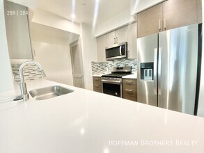 4849 Oakwood Ave, Unit 401 in Los Angeles, CA - Building Photo - Building Photo