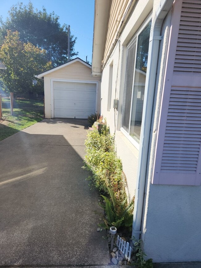 1841 Kalmia St in Sweet Home, OR - Building Photo - Building Photo