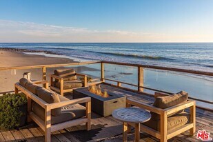 42602 Pacific Coast Hwy in Malibu, CA - Building Photo