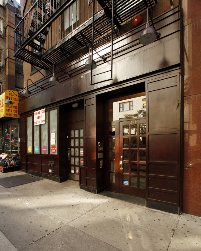 246 E 44th St in New York, NY - Foto de edificio - Building Photo