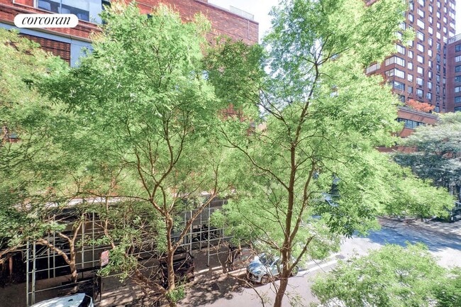 100 W 67th St in New York, NY - Building Photo - Building Photo
