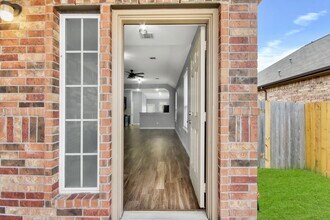 2335 Spring Hollow Dr in Baytown, TX - Building Photo - Building Photo