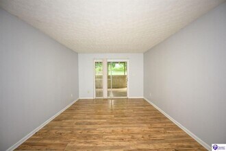244 Pinewood Dr in Radcliff, KY - Building Photo - Building Photo