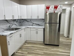 922 NW 2nd St, Unit 1 in Miami, FL - Building Photo - Building Photo