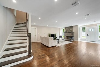 390 E Main St in Centerport, NY - Building Photo - Building Photo