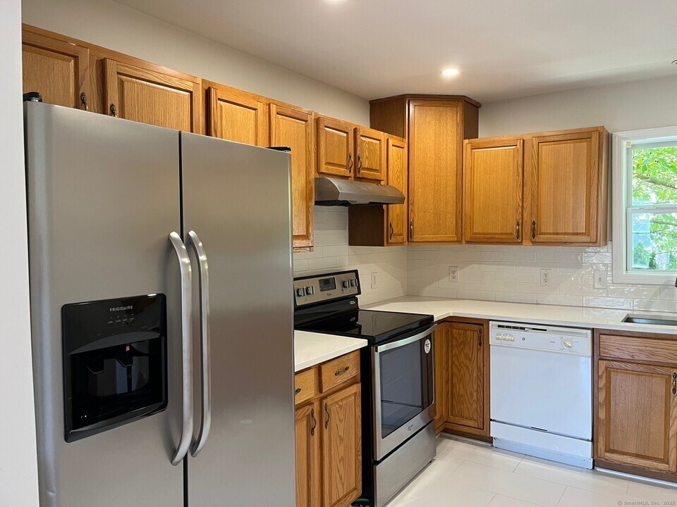 15 Ferris Ave in Norwalk, CT - Building Photo