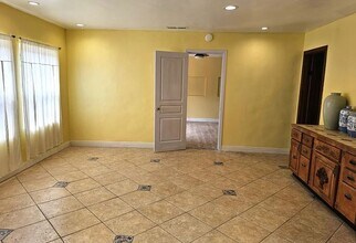 2021 Greenleaf St in Santa Ana, CA - Foto de edificio - Building Photo