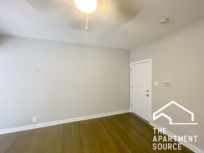 432 W Surf St, Unit 310 in Chicago, IL - Building Photo - Building Photo