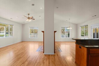 6400 Rogue River Dr in Shady Cove, OR - Building Photo - Building Photo