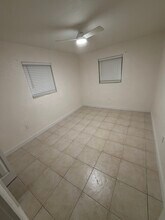 2111 NW 93rd St in Miami, FL - Foto de edificio - Building Photo