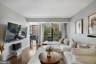 4500 S Four Mile Run Dr, Unit 407 in Arlington, VA - Foto de edificio - Building Photo