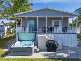 2801 York Rd in Saint James City, FL - Building Photo