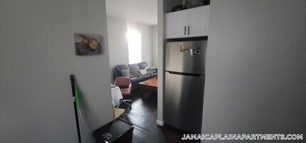 11 Priesing St, Unit 2 in Boston, MA - Foto de edificio - Building Photo