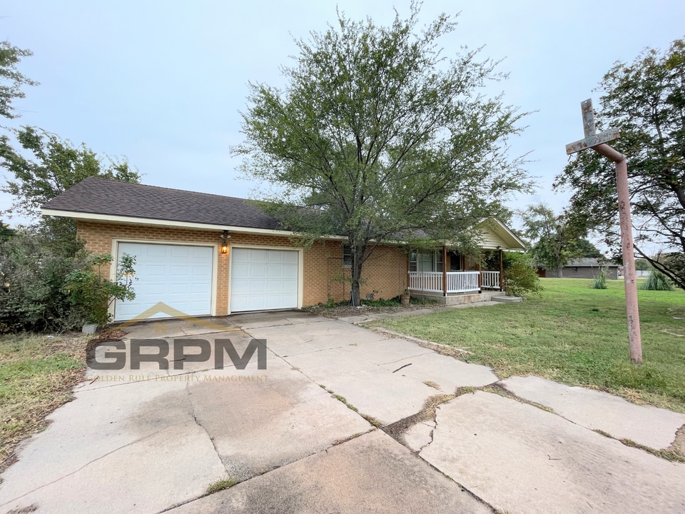 3402 Nickerson Blvd in Hutchinson, KS - Building Photo