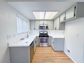 4360 W 132nd St in Hawthorne, CA - Foto de edificio - Building Photo