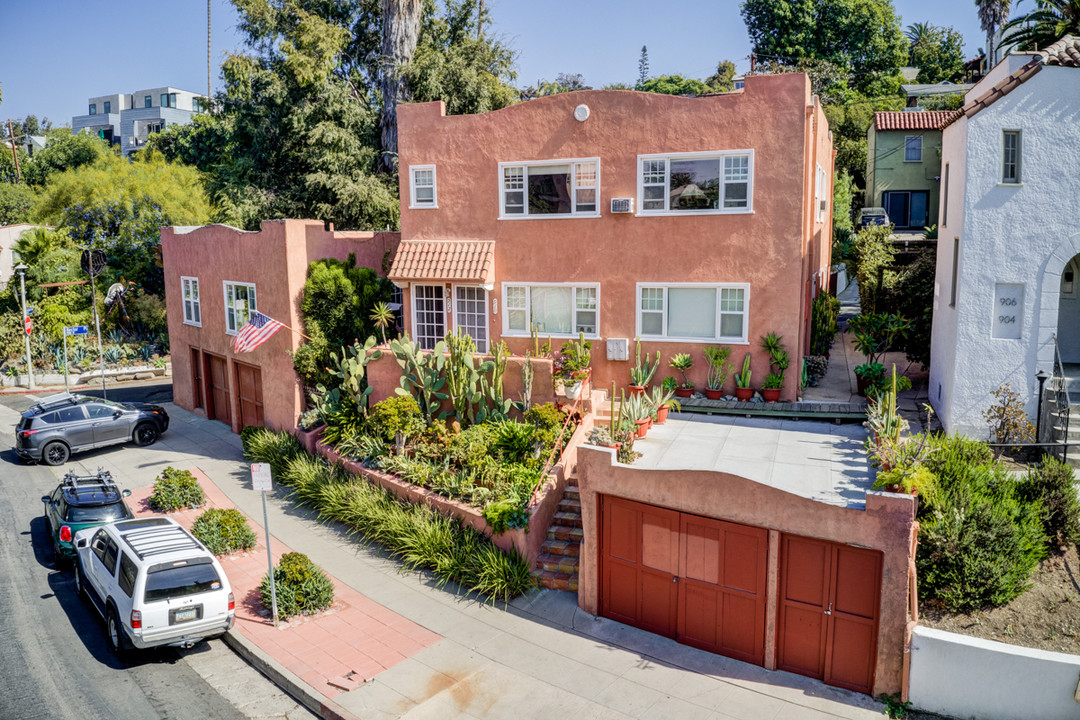 910 Sanborn Ave in Los Angeles, CA - Building Photo