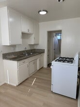 1070 Gardenia Ave in Long Beach, CA - Foto de edificio - Building Photo