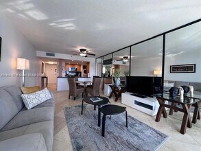 1717 N Bayshore Dr, Unit A-2553 in Miami, FL - Foto de edificio - Building Photo