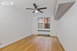 305 W 52nd St in New York, NY - Building Photo - Building Photo