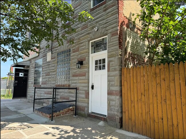 1419 Bank St, Unit #2 Loft Vaulted Ceiling in Baltimore, MD - Foto de edificio - Building Photo
