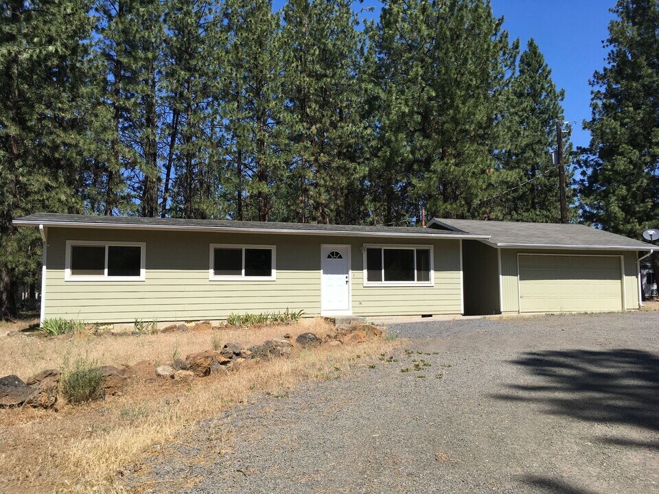 60149 Cheyenne Rd in Bend, OR - Building Photo