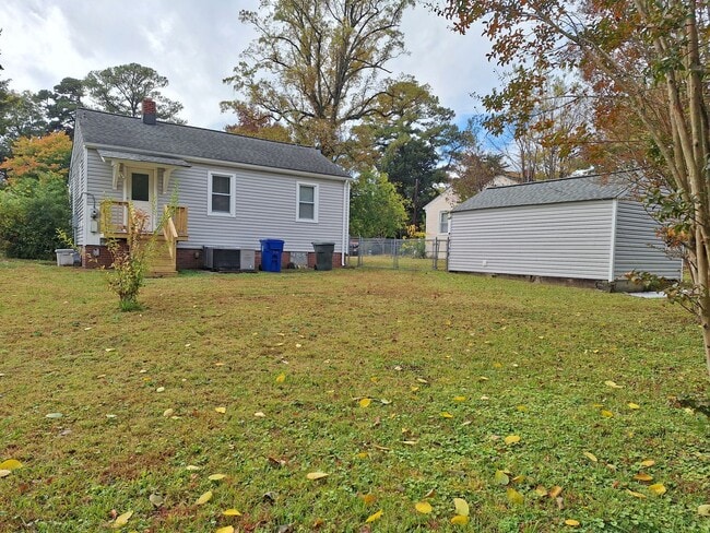 10 Commodore Dr in Newport News, VA - Foto de edificio - Building Photo