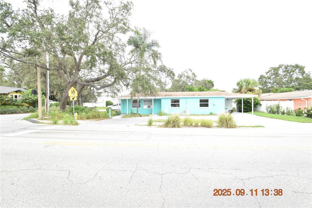 600 Beltrees St in Dunedin, FL - Foto de edificio