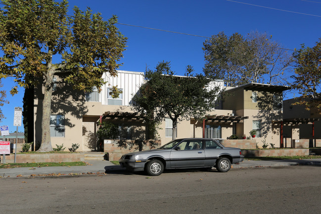 Orange Place Apartments in Escondido, CA - Foto de edificio - Building Photo