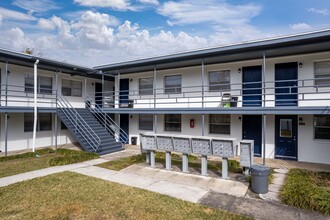 Cedar Hill Apartments in Jacksonville, FL - Building Photo - Building Photo