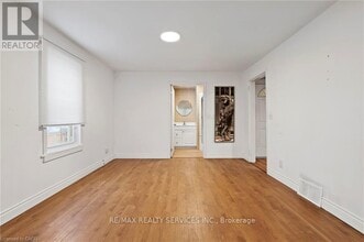 5292 Bridge St in Niagara Falls, ON - Foto de edificio - Building Photo