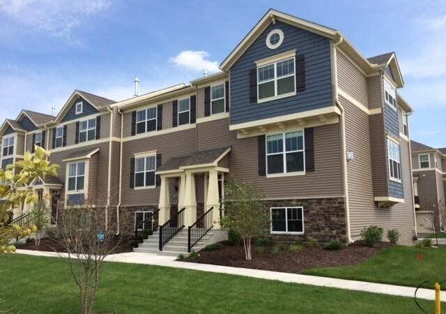 8971 SW Village Loop in Chanhassen, MN - Foto de edificio