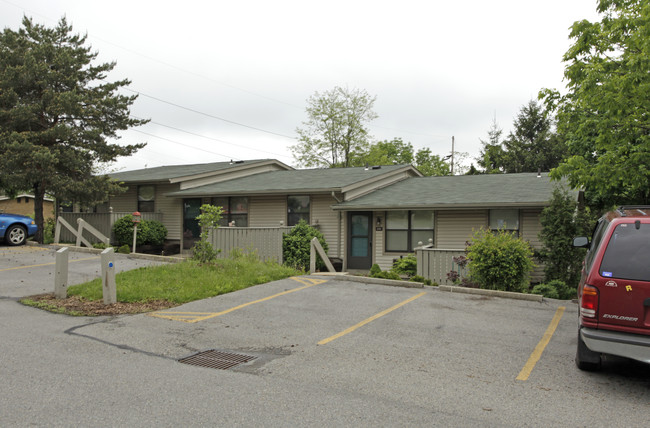 Acadia Court in Coraopolis, PA - Foto de edificio - Building Photo