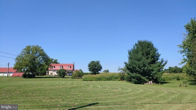 52 Pear Rd in Mohrsville, PA - Foto de edificio - Building Photo