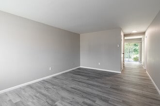 Windsor Crossing in Bloomfield, CT - Foto de edificio - Interior Photo