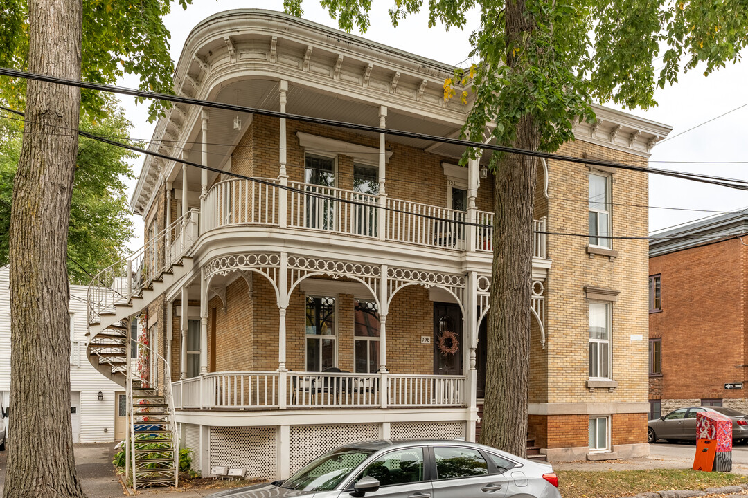 198 Saint-François Rue O in Québec, QC - Building Photo