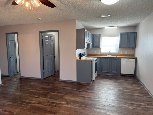 36908 State Highway 64 in Wills Point, TX - Foto de edificio - Building Photo