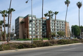 15211 Sherman Way in Los Angeles, CA - Building Photo - Building Photo