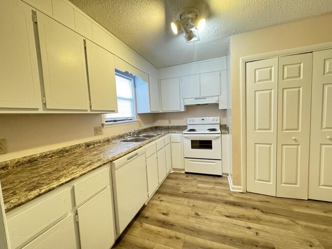 124 Stonehedge Drive in Warner Robins, GA - Building Photo - Building Photo