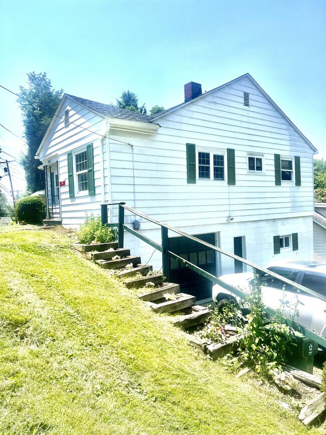 1063 Charles Ave in Morgantown, WV - Building Photo - Building Photo