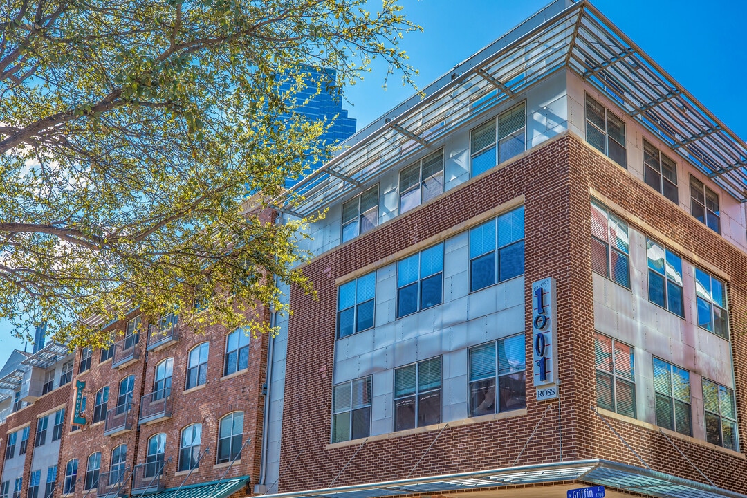 1001 Ross Apartments in Dallas, TX - Building Photo