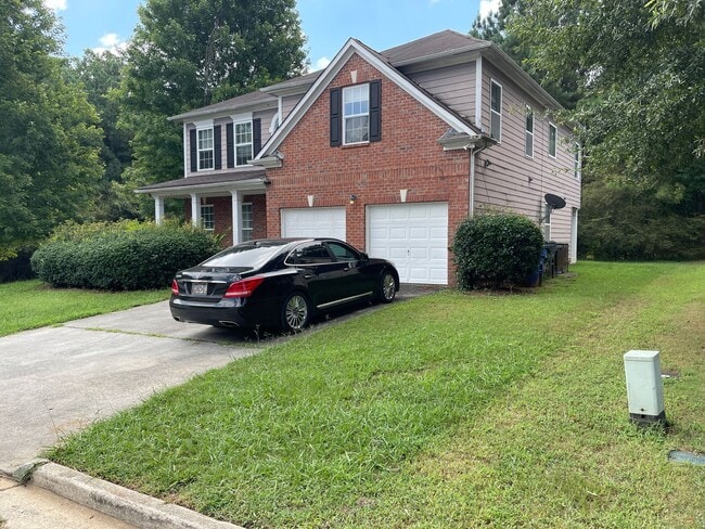 8801 Lakecrest Way in Union City, GA - Building Photo - Building Photo