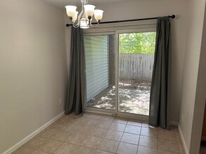 9064 W Swan Cir, Unit 9064 in Brentwood, MO - Foto de edificio - Building Photo