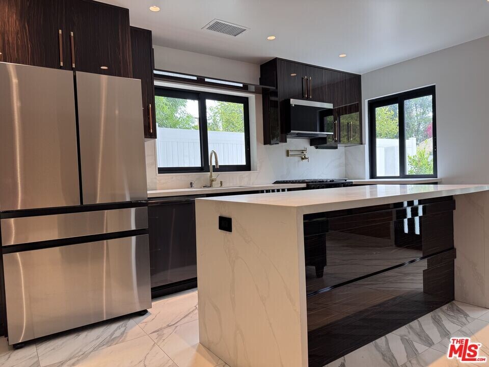 20529 Miranda Pl in Woodland Hills, CA - Building Photo