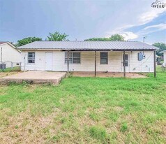 1421 Deville St in Wichita Falls, TX - Building Photo