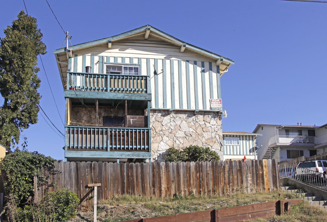 4520 San Carlos Ave in Oakland, CA - Foto de edificio - Building Photo