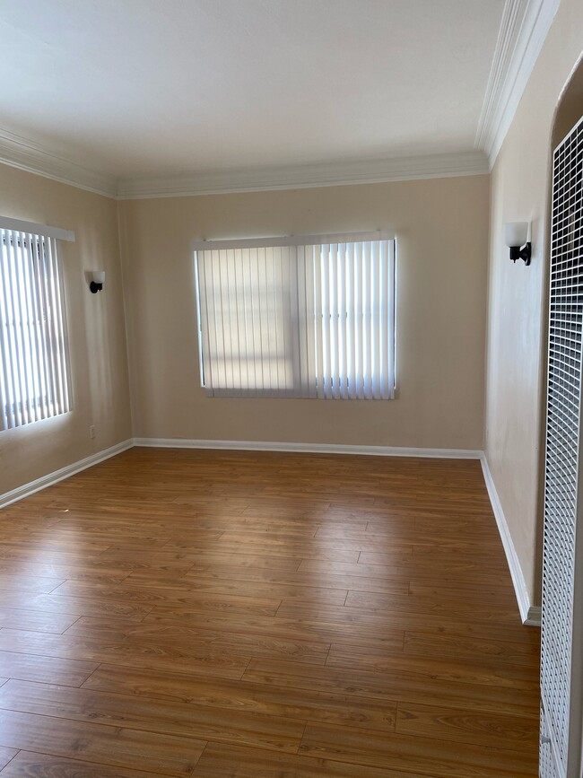 1327 S Gramercy Pl in Los Angeles, CA - Foto de edificio - Building Photo