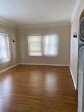 1327 S Gramercy Pl, Unit One Bedroom Upstairs in Los Angeles, CA - Foto de edificio - Building Photo